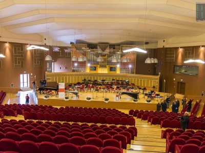 Oggi per� la sala da concerti ci appare in tutta la sua grandiosit�, con i suoi tremila metri quadri di superficie...